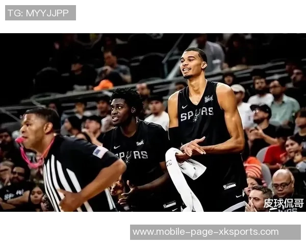 哈珀赞文班亚马全能表现其打法时而似控卫展现多面才华